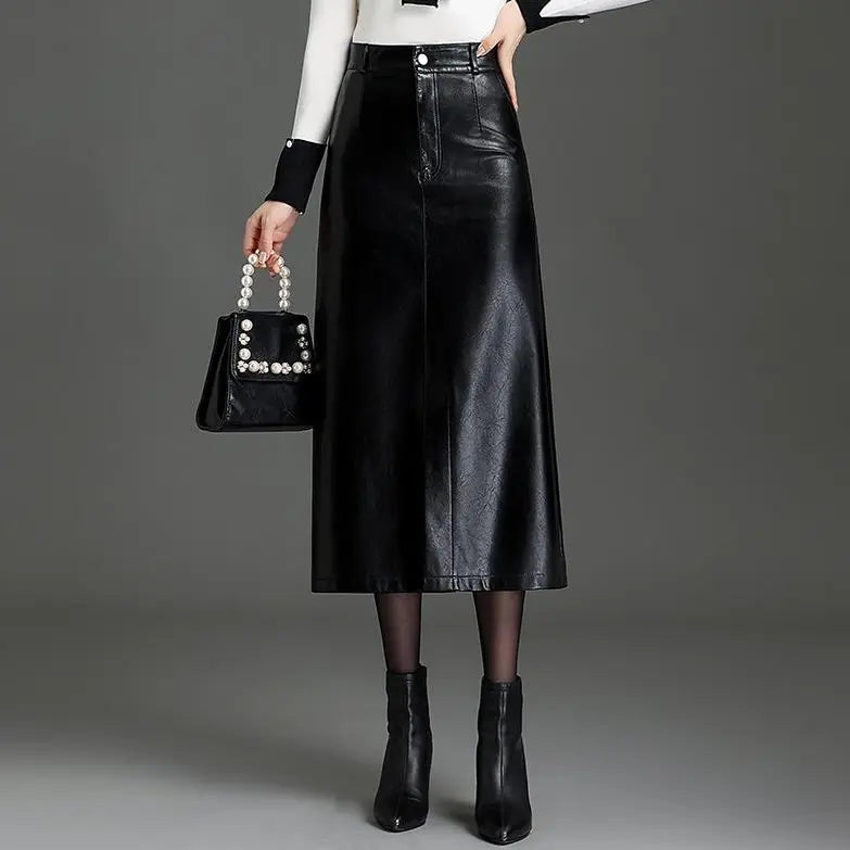 Vue de face de la jupe longue noire en cuir vegan femme SecretBombe