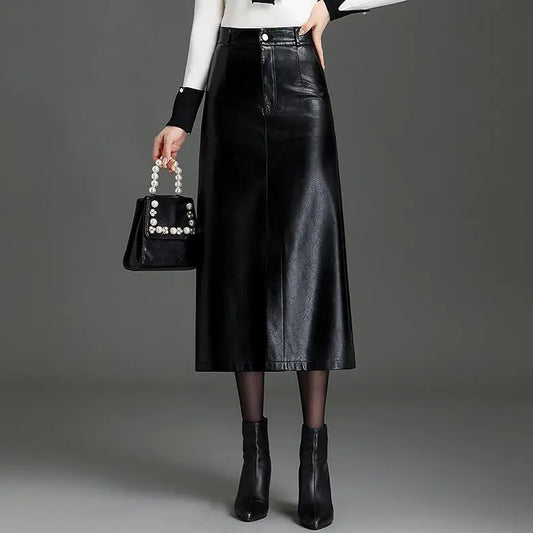 Vue de face de la jupe longue noire en cuir vegan femme SecretBombe