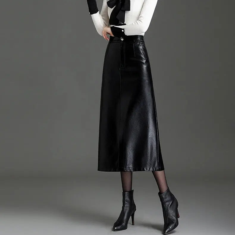 Gros plan sur le cuir vegan noir de la jupe longue femme SecretBombe