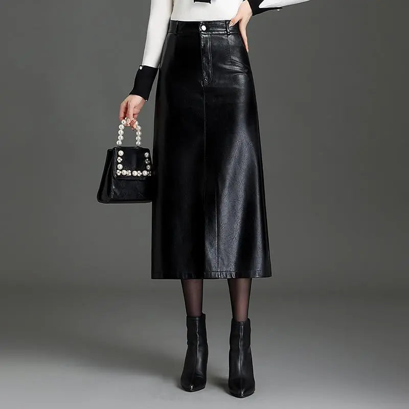 Jupe longue noire en cuir vegan femme SecretBombe portée avec bottes à talons