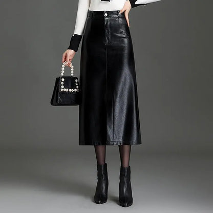 Jupe longue noire en cuir vegan femme SecretBombe portée avec bottes à talons
