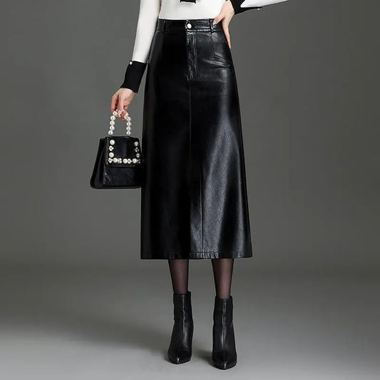 Jupe longue noire en cuir vegan femme SecretBombe portée avec bottes à talons