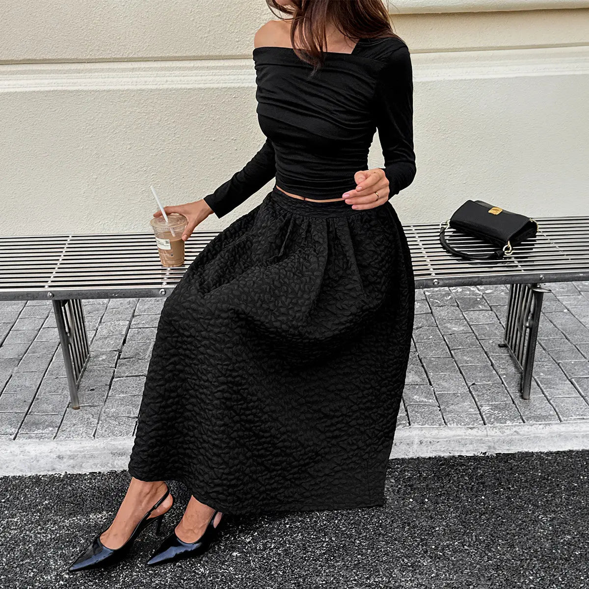Jupe noire femme SecretBombe portée avec top noir pour un look chic et élégant