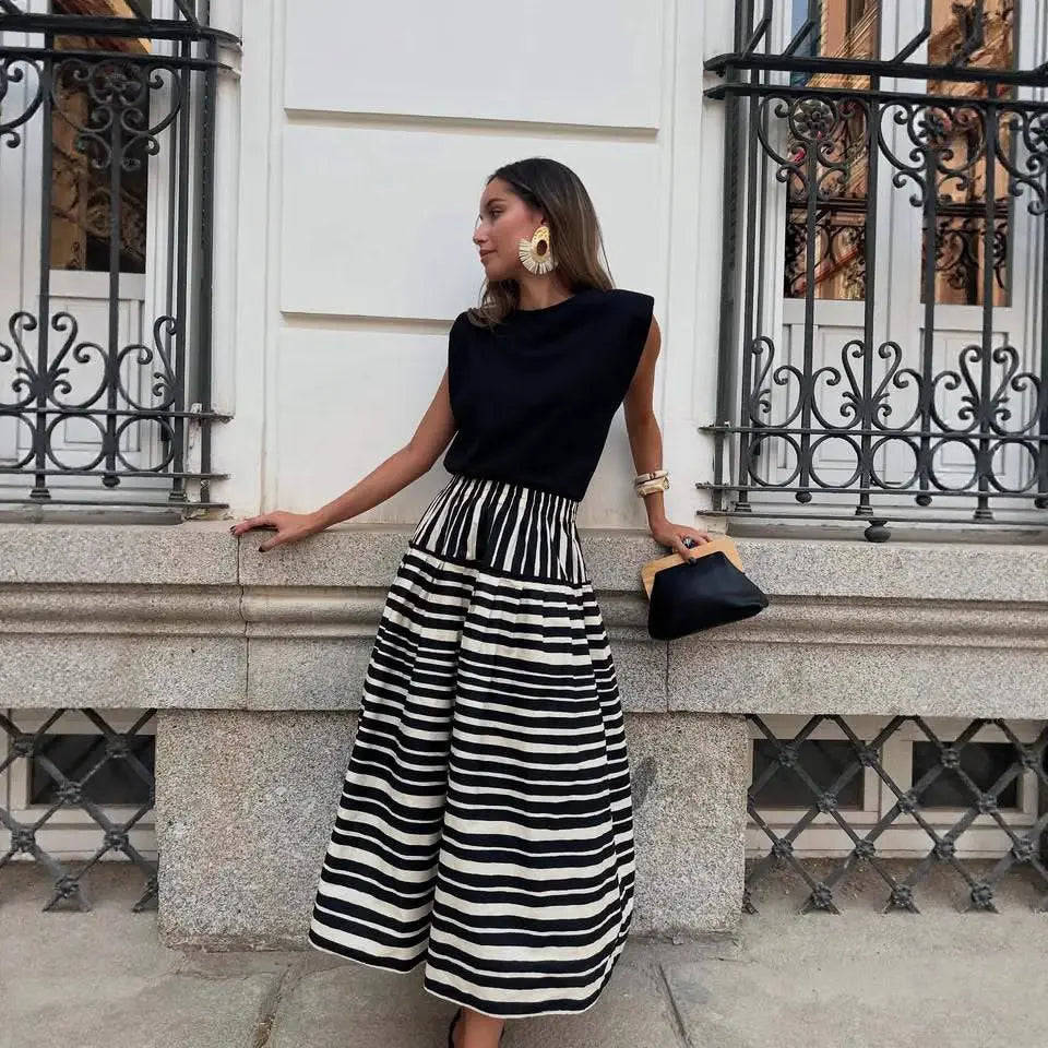 Jupe rayée noir et blanc SecretBombe pour femme, portée dans un look chic et élégan
