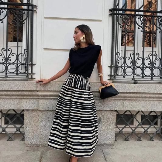 Jupe rayée noir et blanc SecretBombe pour femme, portée dans un look chic et élégan