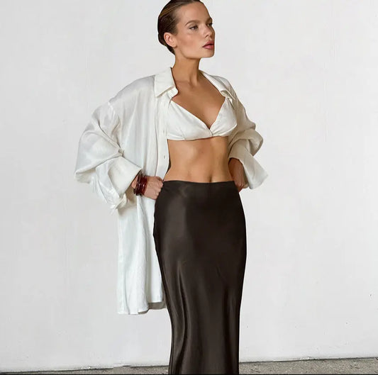 Jupe en satin chocolat, près du corps, tissu léger et confortable, style sophistiqué