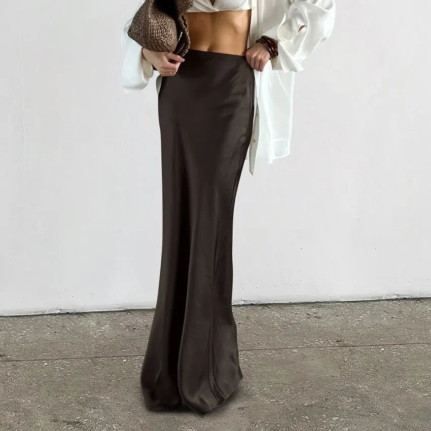 Jupe longue chocolat, satin mat épais, effet fluide, élégante et moderne