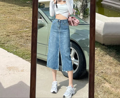 Jupe confortable bleu mi-longue, coupe légèrement évasée, look streetwear chic et tendance
