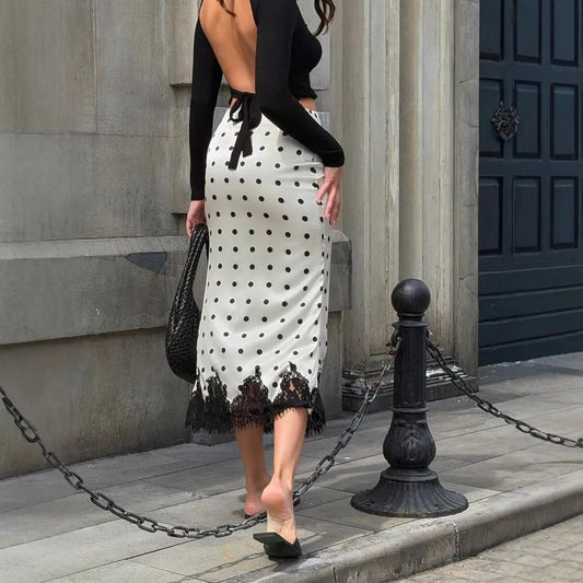 Jupe longue blanche à pois noirs avec bordure en dentelle