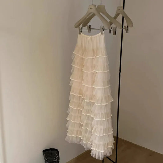 Jupe en tulle beige mi-longue, taille haute, coupe évasée, superpositions en cascade, look romantique et féminin, légère et confortable, style bohème
