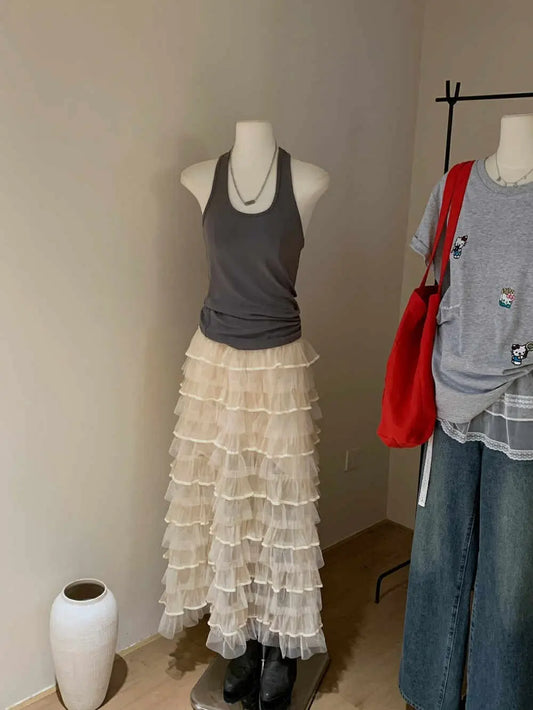 Jupe mi-longue en tulle beige, évasée et superposée, taille haute, look romantique, féminin et léger
