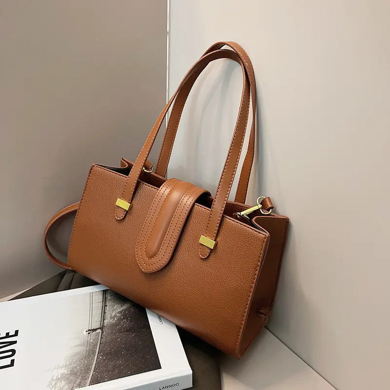 Sac cuir végan porté avec une tenue élégante et casual.