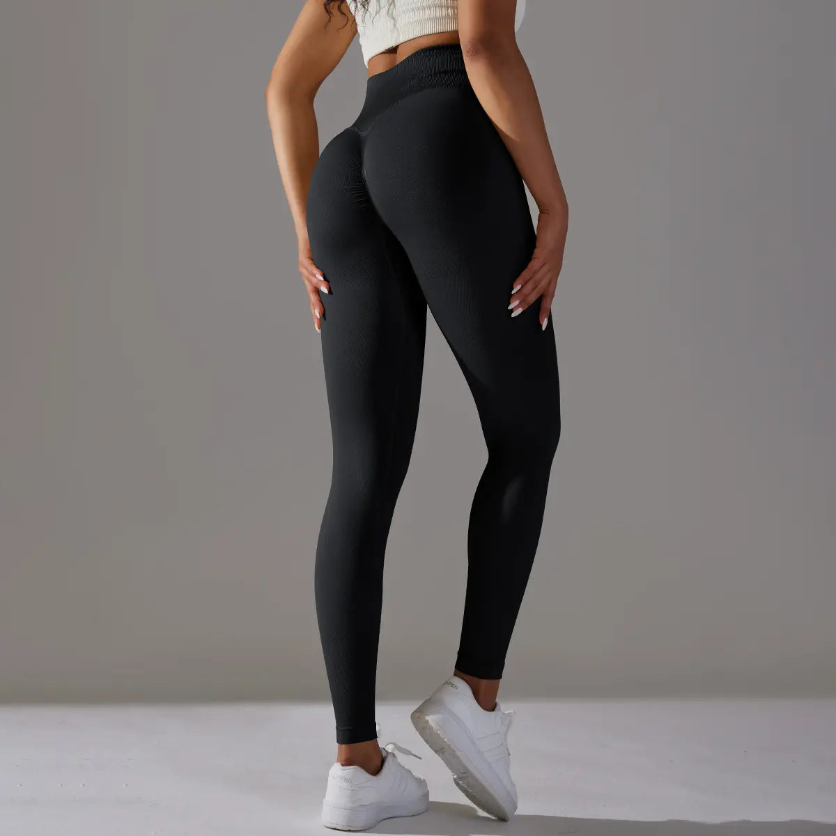 Legging de fitness noir vue de face, coupe ajustée et ceinture amincissante