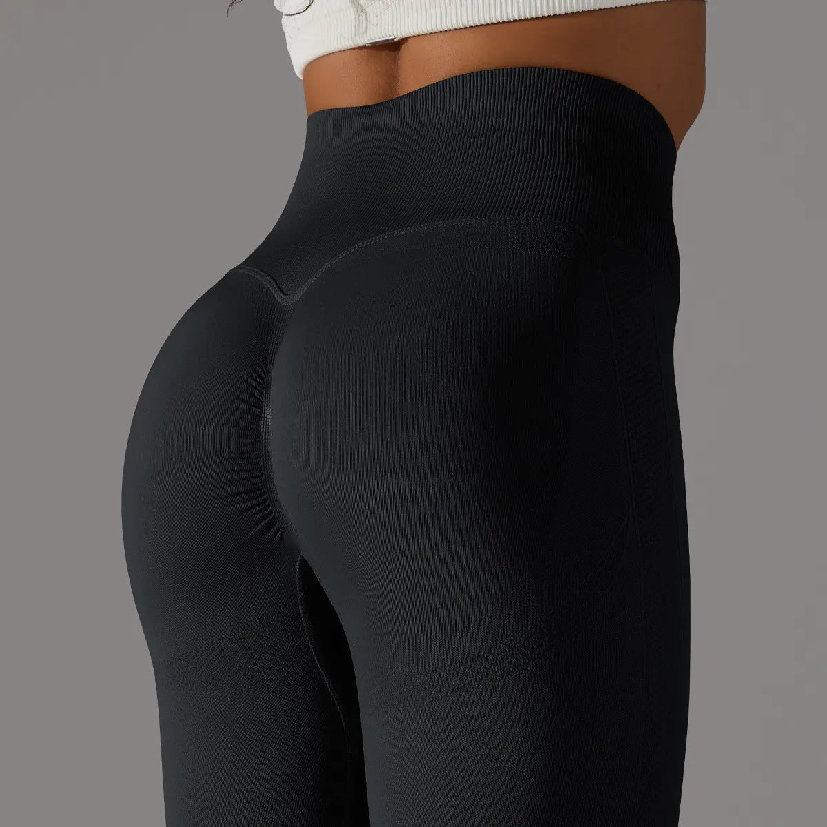 Legging de fitness noir vue de face, coupe ajustée et ceinture amincissante