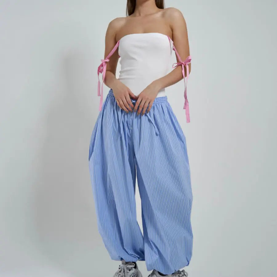 Tenue casual chic femme avec pantalon large bleu rayé SecretBombe