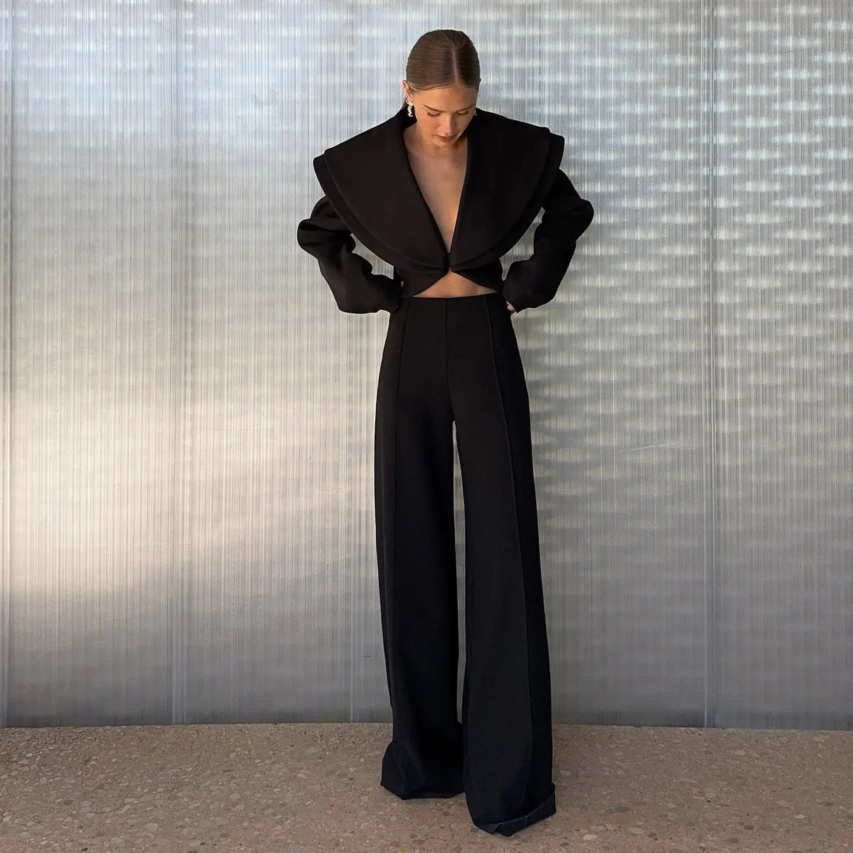 Blazer crop noir femme épaules marquées coupe structurée SecretBombe