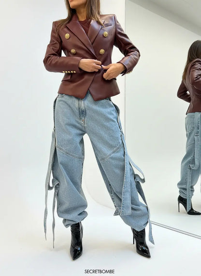 Jean oversize femme avec bottines à talons aiguilles vernis rouge et fond magazine fashion – secretbombe