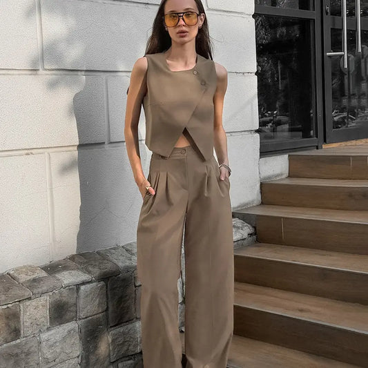 Ensemble femme marron taupe élégant SecretBombe avec top asymétrique et pantalon large taille haute