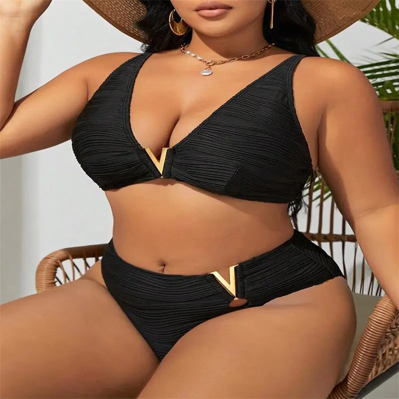 Bikini noir femme mettant en valeur les courbes avec style.