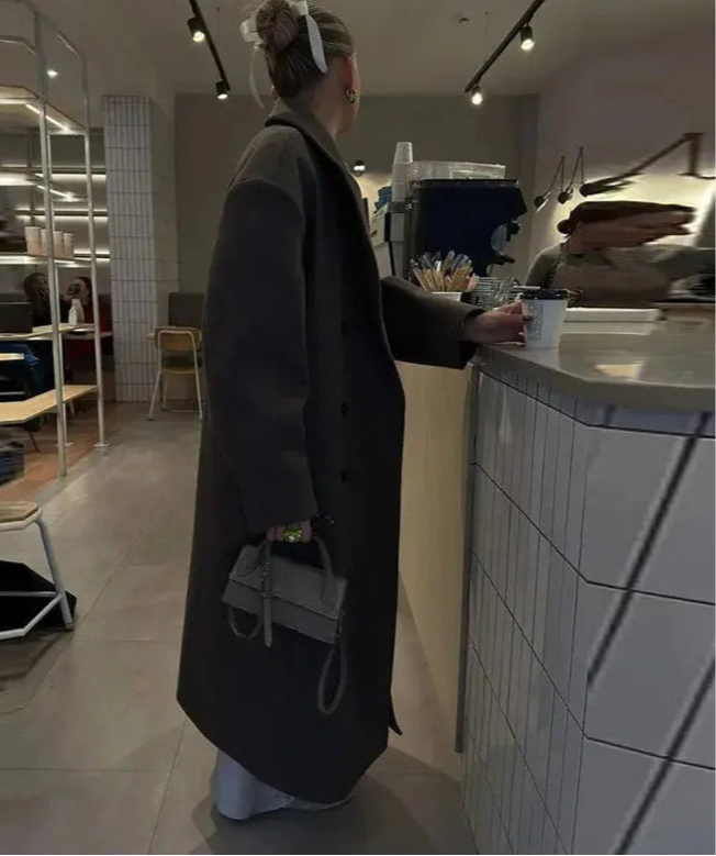 Manteau automne-hiver élégant, oversize et doux au toucher, parfait avec jean ou tenue habillée.