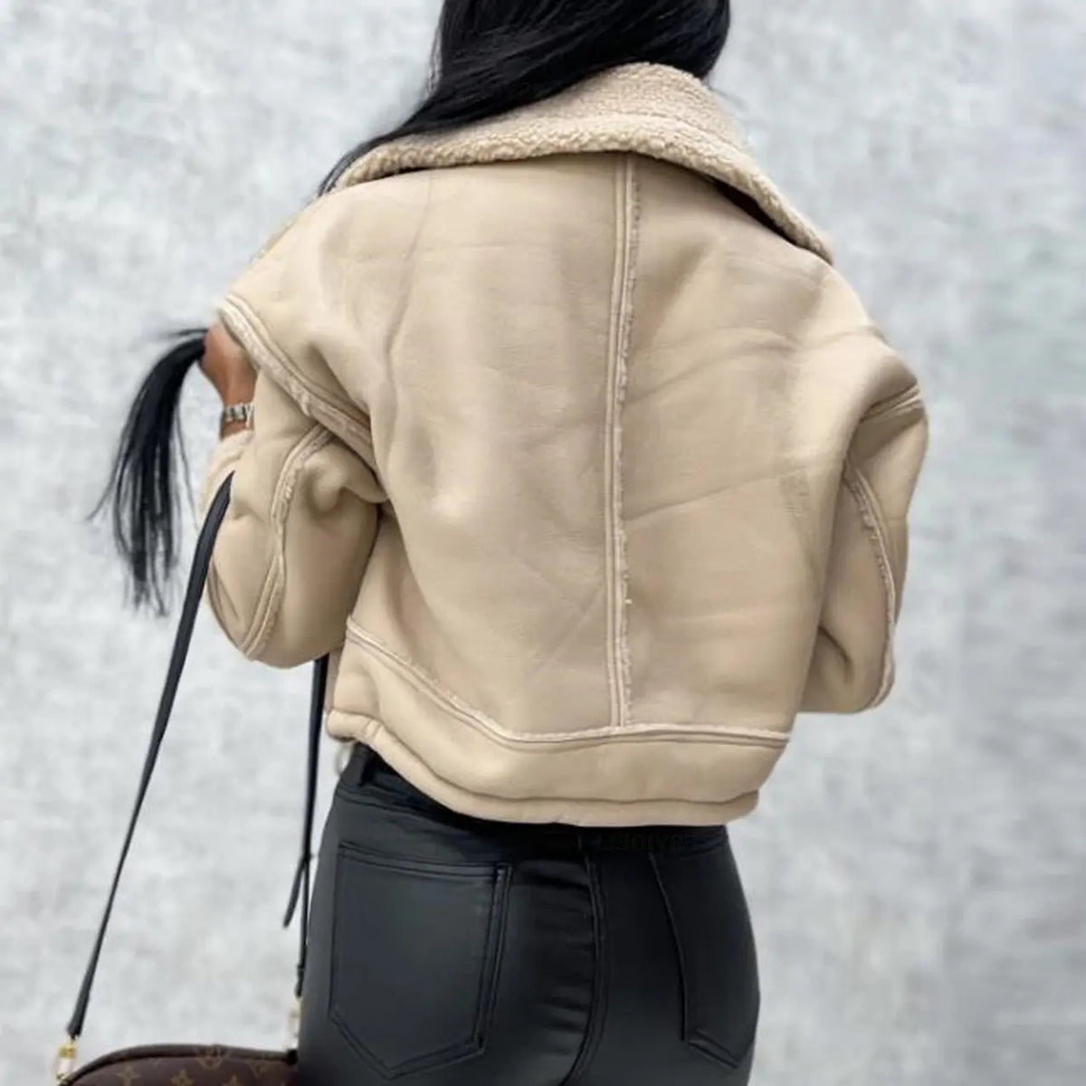 Vue de dos du manteau court femme écru avec col aspect fourrure SecretBombe