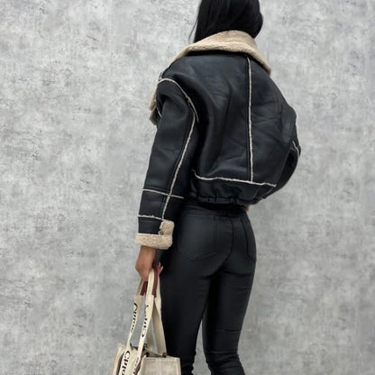 Vue arrière du manteau aviateur femme noir avec col écru aspect fourrure SecretBombe