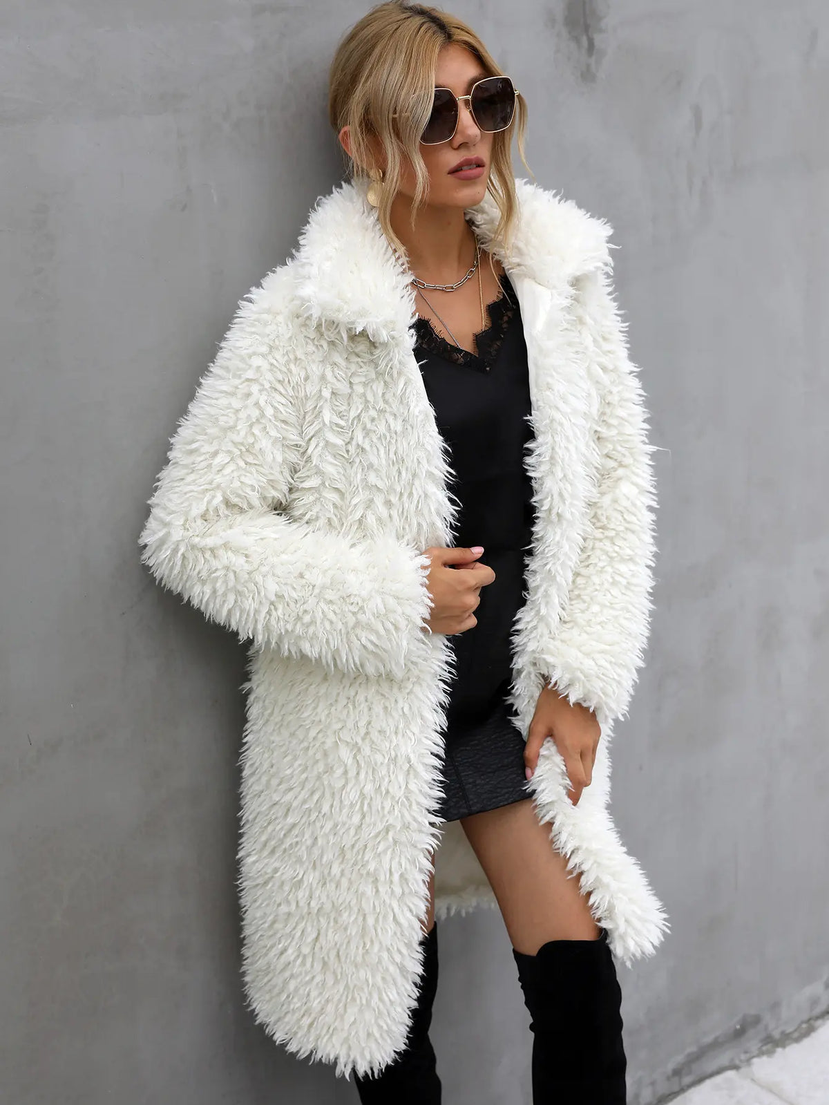 Vue de profil du manteau long femme blanc en fausse fourrure SecretBombe