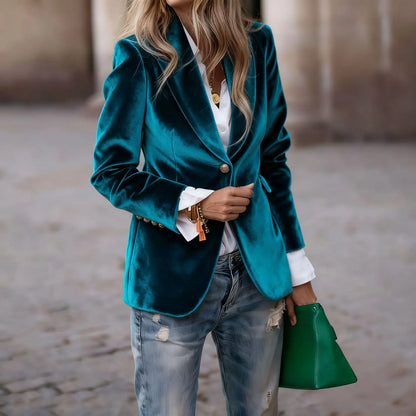 Manteau femme bleu canard en velours porté ouvert avec un jean SecretBombe