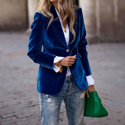 Manteau blazer femme bleu royal aspect velours porté avec un jean SecretBombe