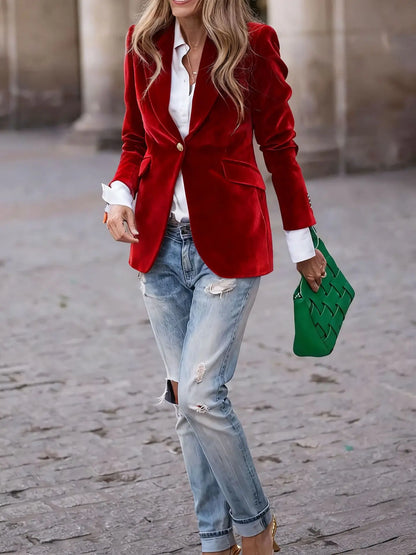 Manteau femme rouge en velours porté avec un jean bleu et un sac vert SecretBombe