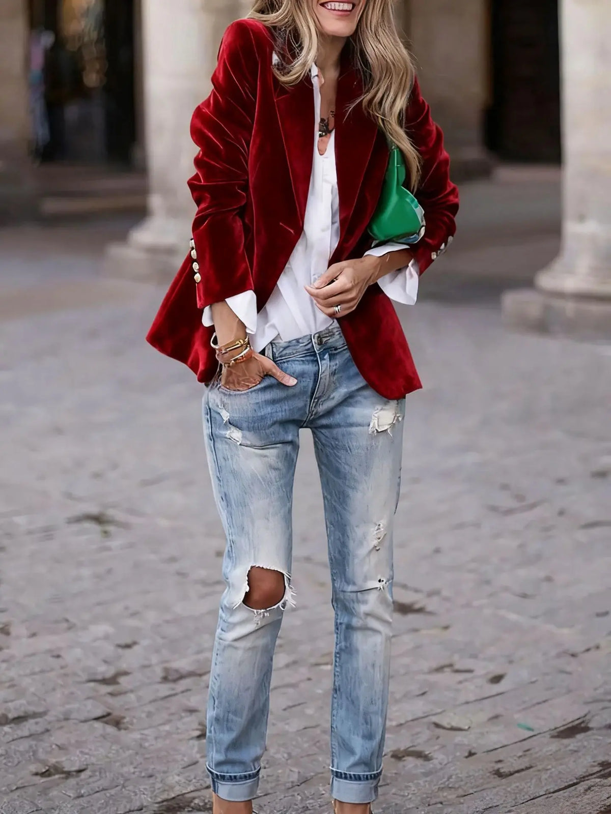 Manteau blazer femme rouge en velours avec jean déchiré, vue en pied SecretBombe