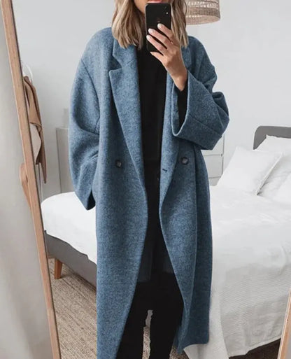 Manteau long bleu femme porté ouvert avec une tenue noire SecretBombe