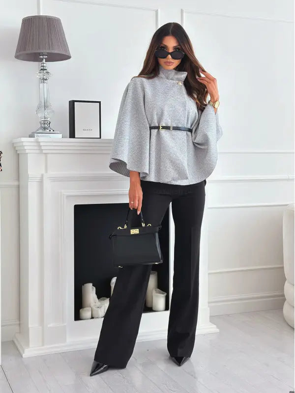 Manteau cape femme gris clair avec ceinture fine et manches trois-quarts SecretBombe