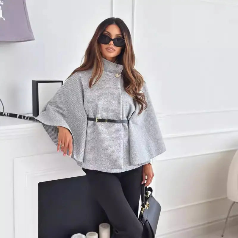 Manteau cape femme gris clair avec manches évasées et sac noir SecretBombe