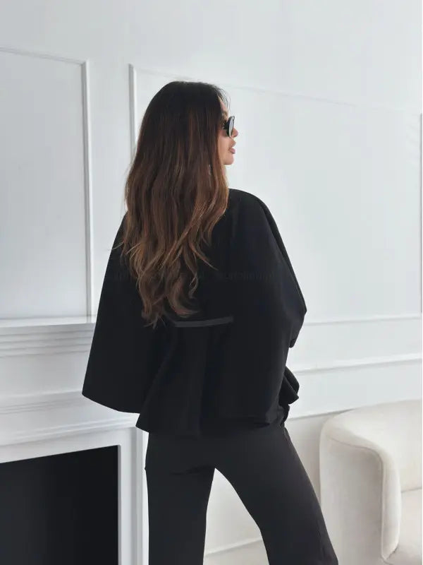 Vue arrière du manteau cape femme noir à coupe ample SecretBombe