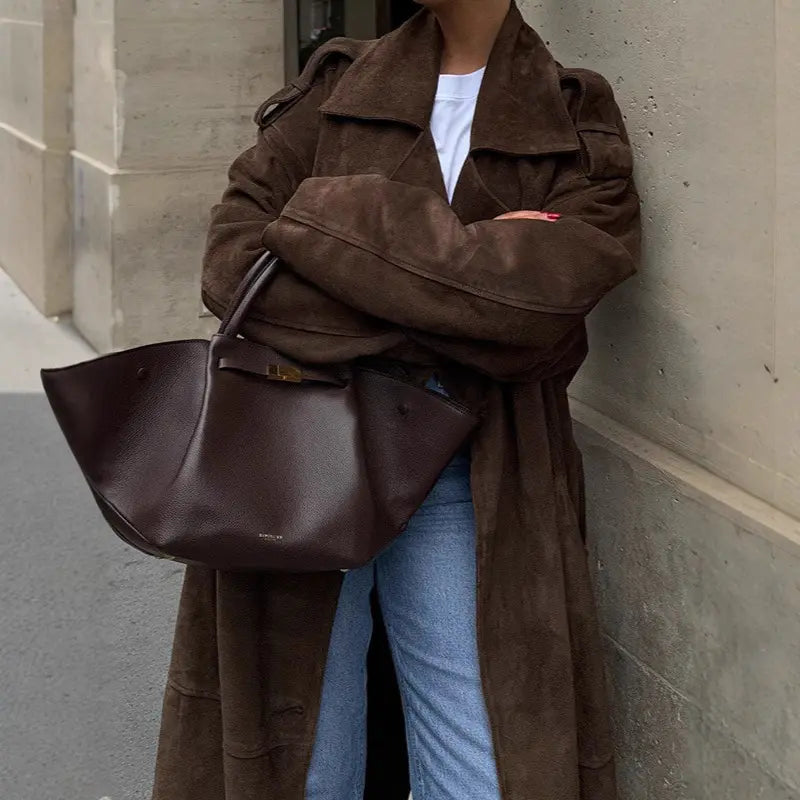 Manteau long marron effet daim porté avec un jean – SecretBombe