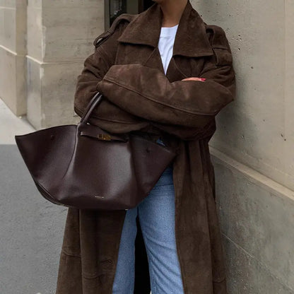 Manteau long marron effet daim porté avec un jean – SecretBombe