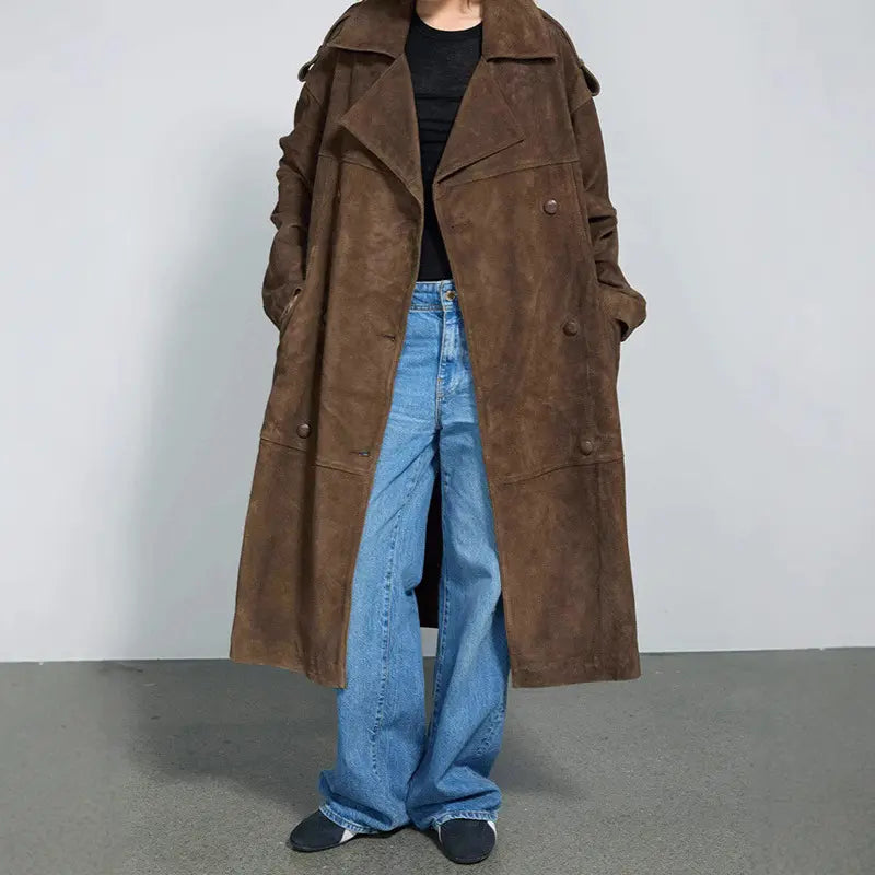 Look complet avec manteau marron foncé, style chic et moderne pour sorties urbaines