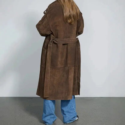 Manteau marron foncé vue de profil, col large à revers et double boutonnage décoratif