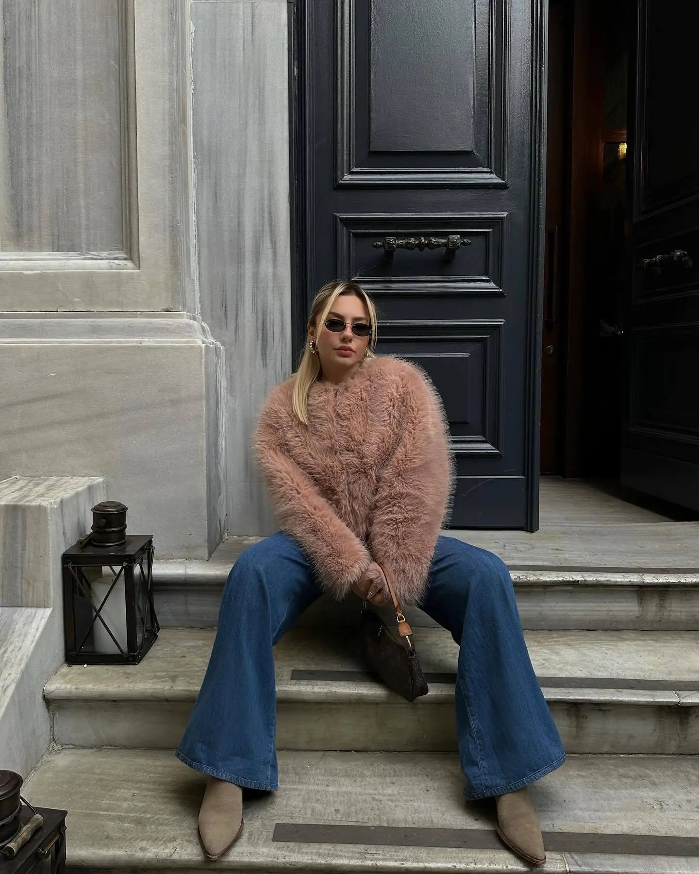 Manteau rose stylisé avec pantalon et accessoires pour un look élégant urbain