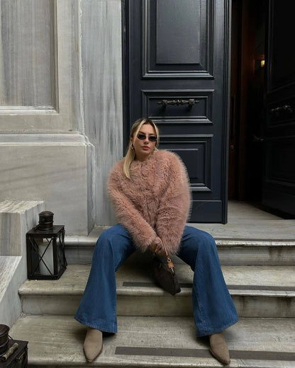 Gros plan sur la texture douce et le tissu polyester haut de gamme du manteau rose