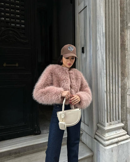 Manteau rose chic et structuré vue de face, élégant et raffiné pour femme