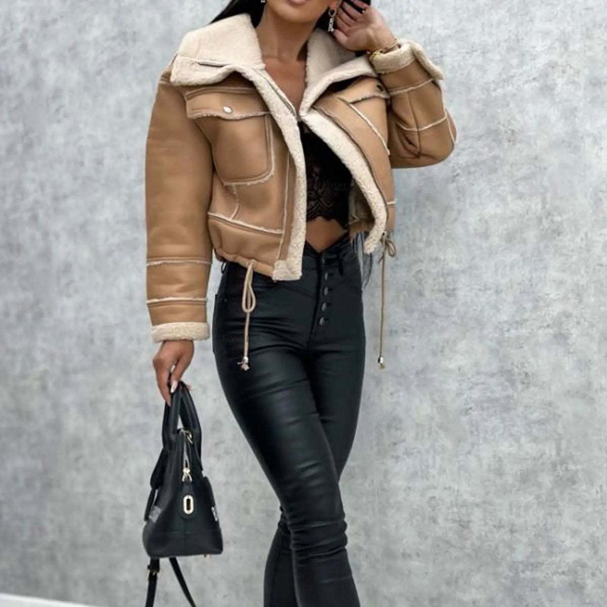 Manteau femme beige style aviateur porté avec un pantalon noir SecretBombe