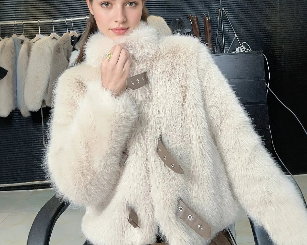 Manteau femme blanc cassé effet fourrure avec coupe courte élégante SecretBombe