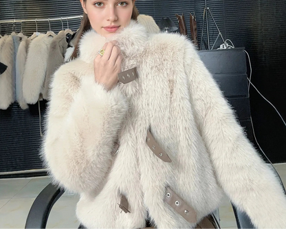 Manteau femme blanc cassé effet fourrure avec coupe courte élégante SecretBombe