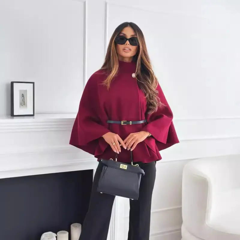 Manteau cape femme bordeaux avec ceinture noire et sac à main assorti SecretBombe