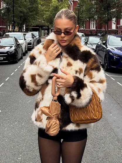 Manteau femme multicolore à effet fourrure, associé à des bottes hautes SecretBombe