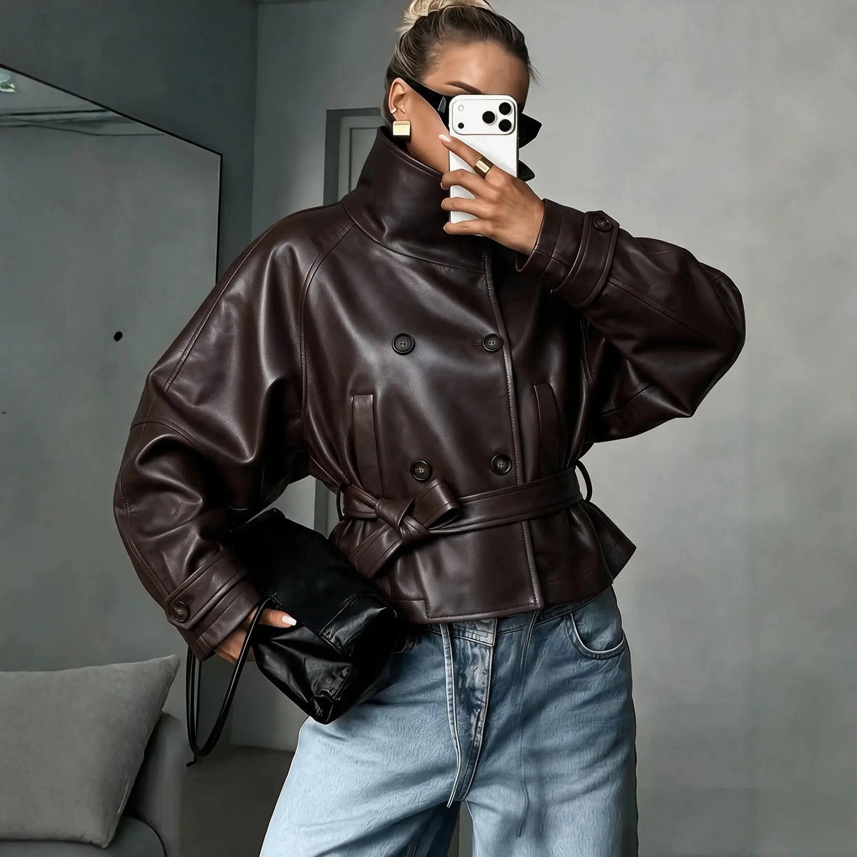 Manteau femme marron foncé à col montant porté avec un jean bleu SecretBombe