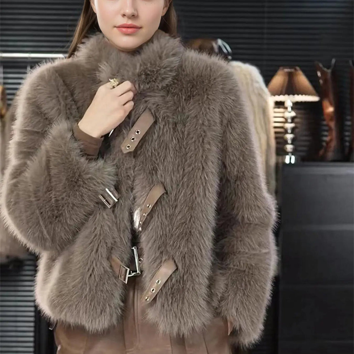 Manteau femme taupe à texture duveteuse et manches longues SecretBombe