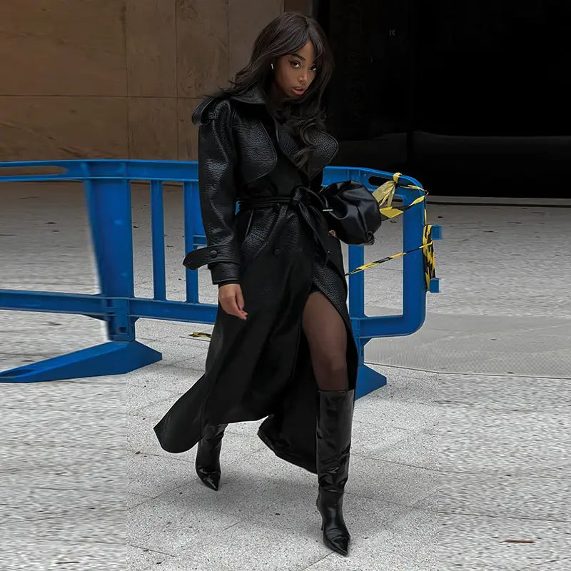 Manteau en cuir végan  noir pour femme avec ceinture à nouer, style chic et moderne.